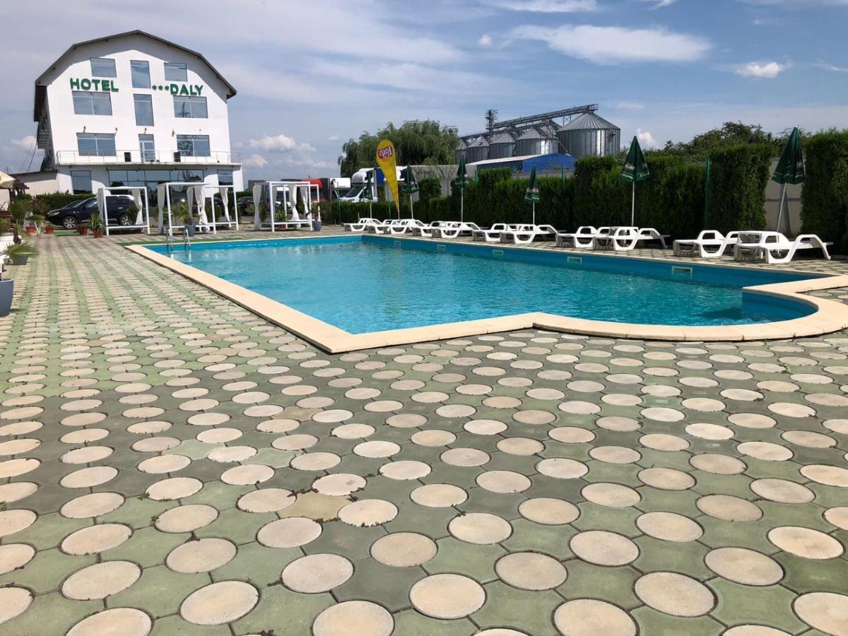 Hotel Daly Ploiesti Bagian luar foto
