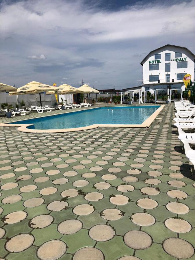 Hotel Daly Ploiesti Bagian luar foto