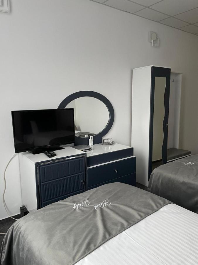 Hotel Daly Ploiesti Bagian luar foto