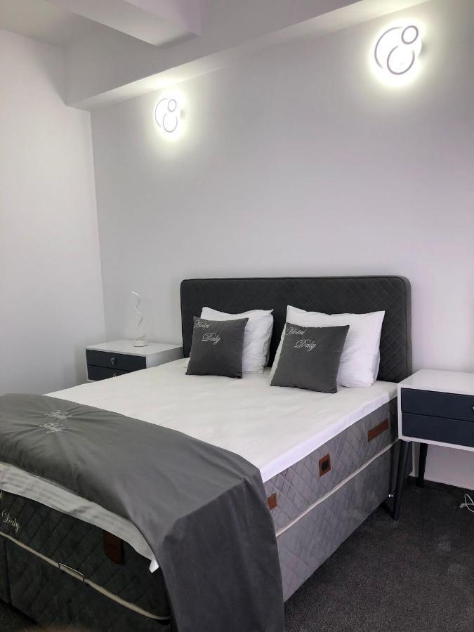 Hotel Daly Ploiesti Bagian luar foto