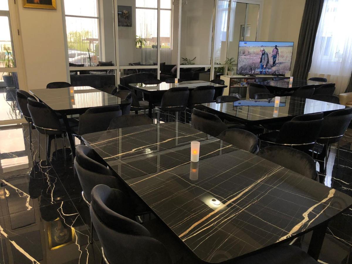 Hotel Daly Ploiesti Bagian luar foto
