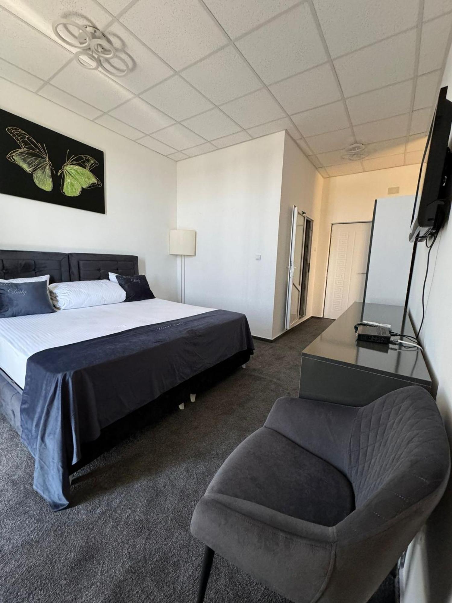 Hotel Daly Ploiesti Bagian luar foto